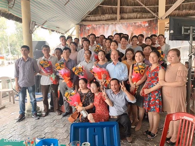 Thầy cô và học trò lớp 10a1,11b1 vui vẻ trong ngày gặp lại (Ảnh: tác giả cung cấp).