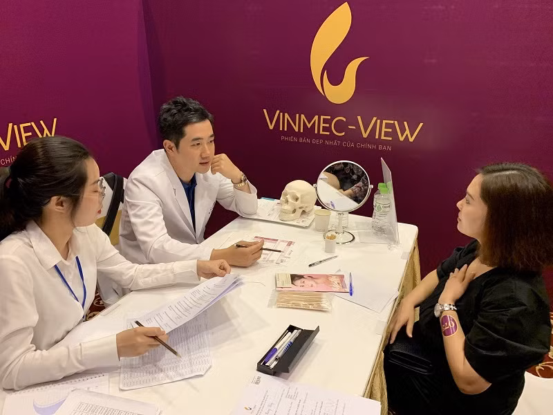 Bác sỹ, tiến sĩ Lee Hoo Bin (Bệnh viện thẩm mỹ View trực tiếp tư vấn làm đẹp cho khách hàng tại Ngày hội thẩm mỹ.
