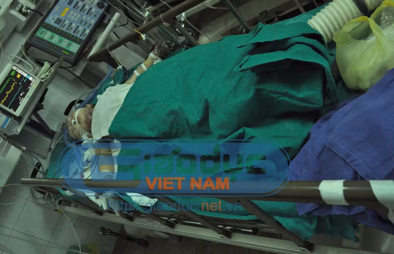Chân trái của cháu đã bị mất, còn chân phải bị thương nặng
