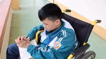 Nguyễn Văn Trức đang ngày ngày chắp bút viết lên ước mơ cho chính mình. Ảnh: Lại Cường.