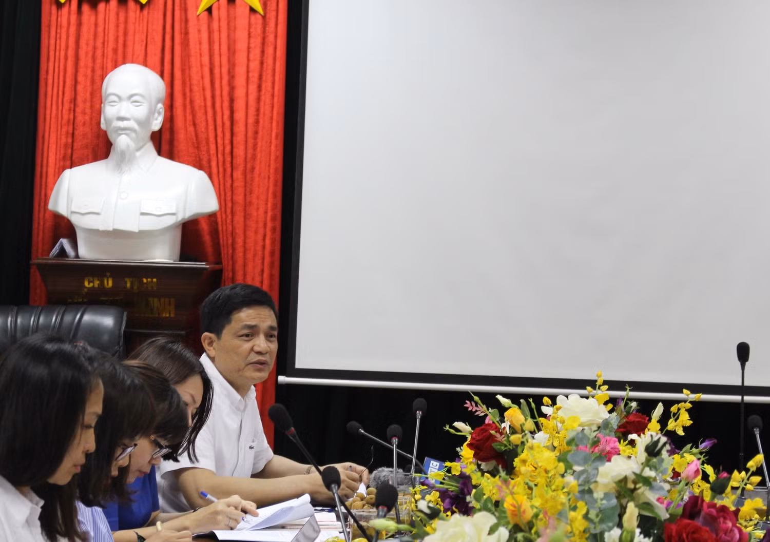 Ông Nguyễn Thanh Phong, Cục trưởng Cục an toàn thực phẩm cung cấp thông tin cho báo chí chiều ngày 24/4 (Ảnh: LC)