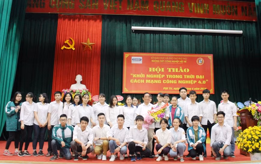 Không chỉ Nguyễn Văn Trức, thầy và trò Trường Trung học phổ thông Công Nghiệp Việt Trì đã có buổi hội thảo đầy ý nghĩa đối với Giáo sư-Nhà giáo dân dân Nguyễn Lân Dũng. (Ảnh: Lại Cường)