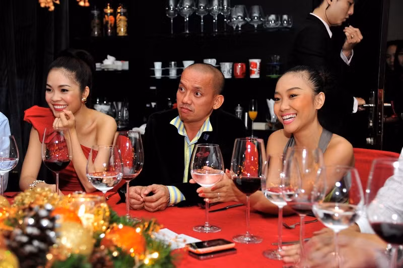 "Ông chủ em" Hữu Quý trông rất bỡ ngỡ giữa hai người đẹp. "Ông chủ em" Hữu Quý trông rất bỡ ngỡ giữa hai người đẹp.