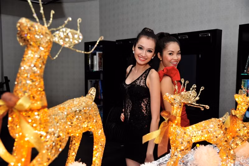 Dương Cẩm Lynh cũng không ngại…so bì cùng Hoa hậu Trúc Diễm. Dương Cẩm Lynh cũng không ngại…so bì cùng Hoa hậu Trúc Diễm.