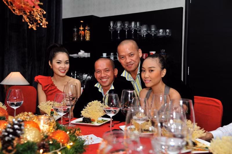 Có cả anh em song sinh Hữu Phú, Hữu Quý, hai ông chủ của khách sạn White Palace. Có cả anh em song sinh Hữu Phú, Hữu Quý, hai ông chủ của khách sạn White Palace.