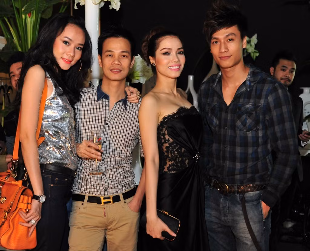 Trong buổi tiệc còn có mặt nam người mẫu Hoàng Gia Ngọc (bên phải). Trong buổi tiệc còn có mặt nam người mẫu Hoàng Gia Ngọc (bên phải).