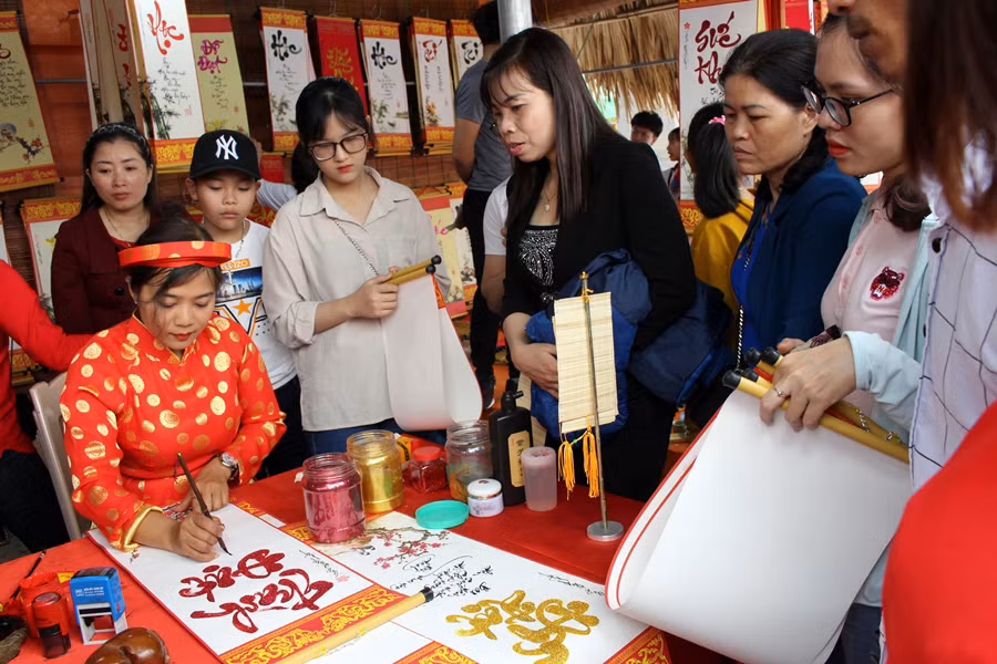 Nhiều em học sinh, người dân xin chữ tại lễ khai bút đầu Xuân (Ảnh: LT)