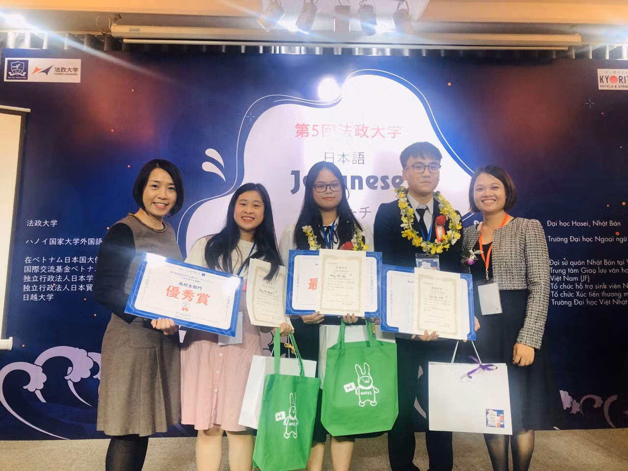 Ba học sinh Trường Trung học phổ thông chuyên Trần Phú vừa đạt kỳ tích tại cuộc thi hùng biện tiếng Nhật toàn quốc (Ảnh: CTV) Ba học sinh Trường Trung học phổ thông chuyên Trần Phú vừa đạt kỳ tích tại cuộc thi hùng biện tiếng Nhật toàn quốc (Ảnh: CTV)