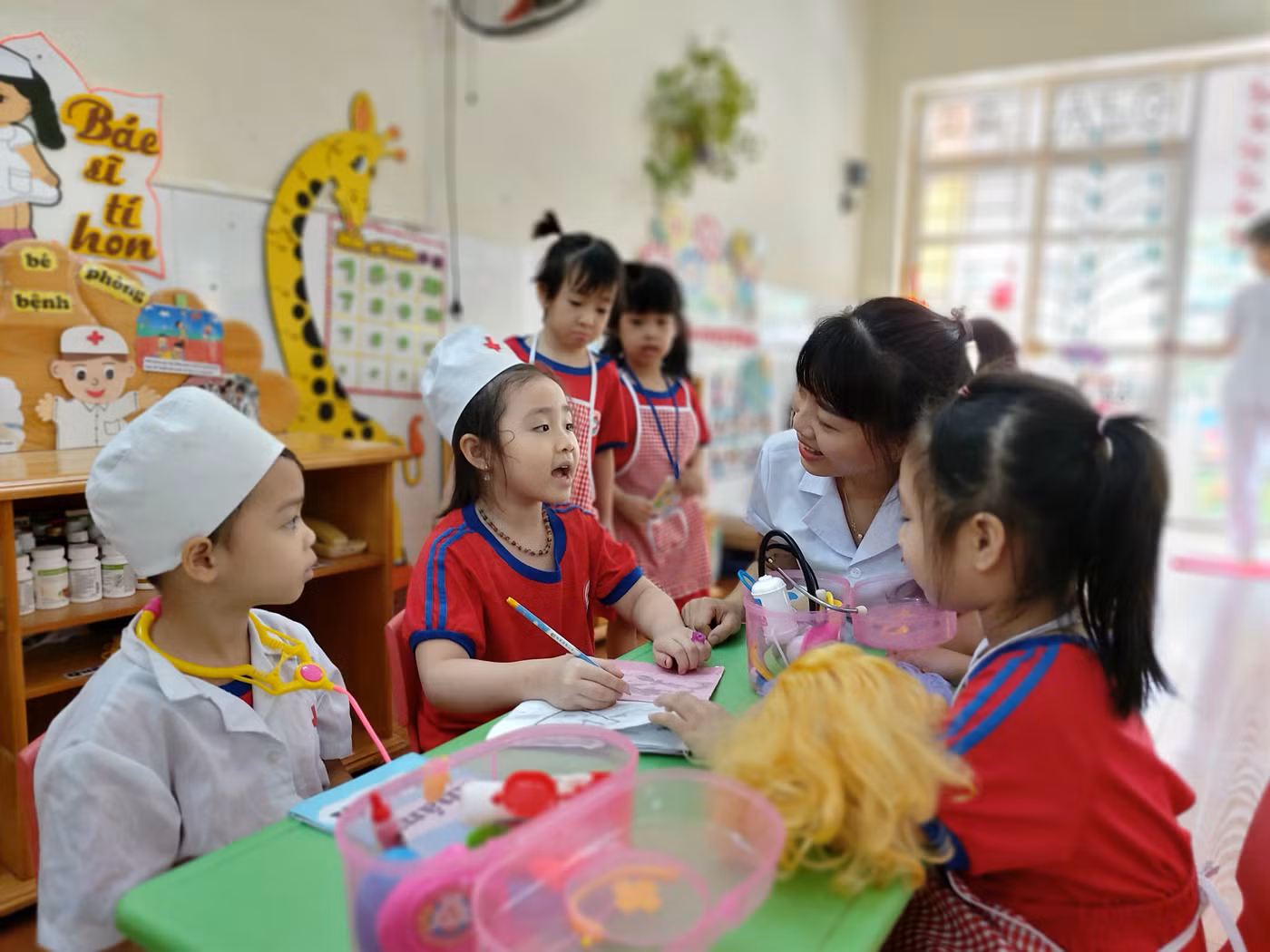 Cô giáo Vũ Thị Ánh Tuyết cùng các em học sing trong giờ học (Ảnh: Lã Tiến) Cô giáo Vũ Thị Ánh Tuyết cùng các em học sing trong giờ học (Ảnh: Lã Tiến)