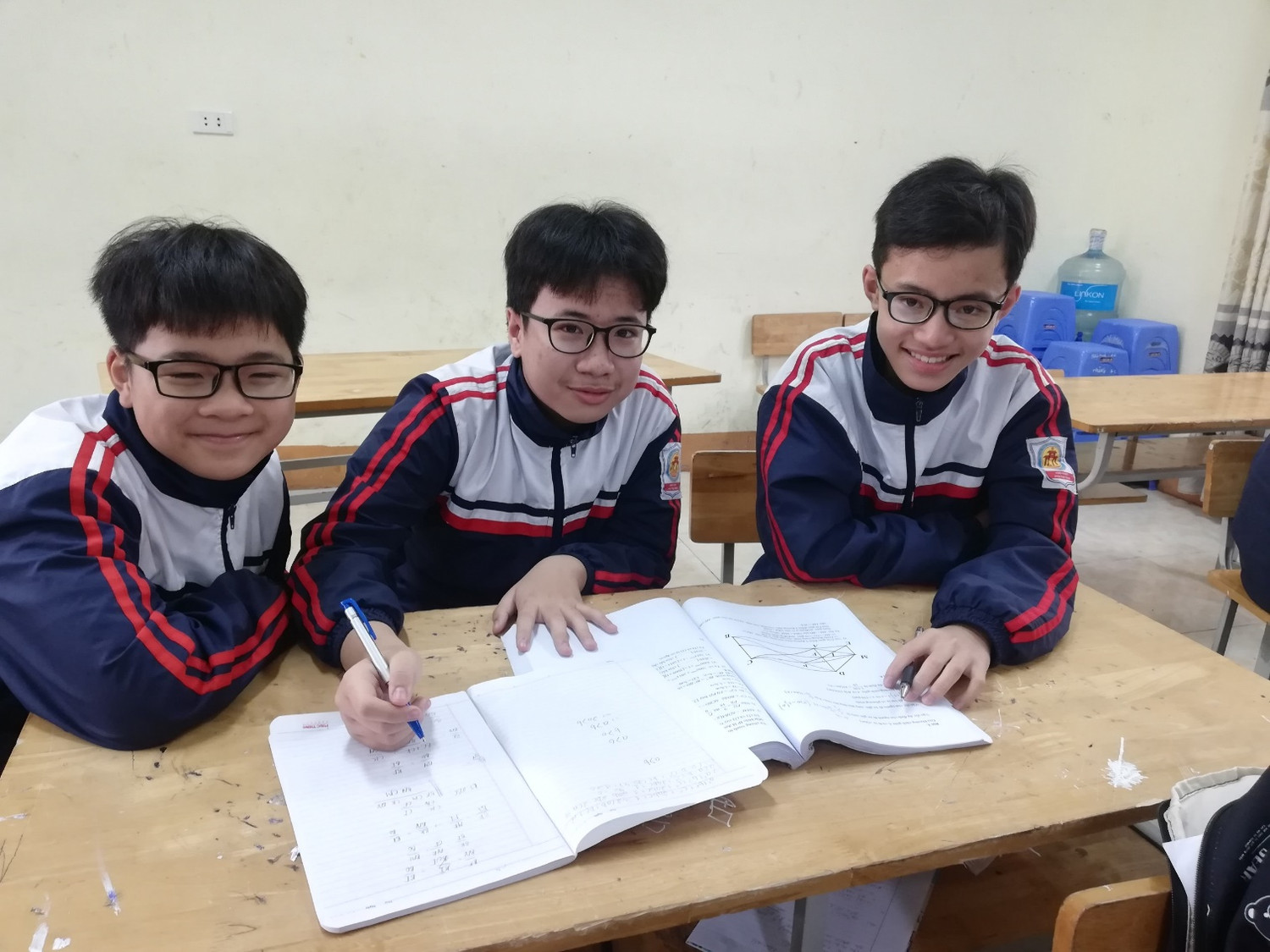 Ba học sinh Nguyễn Xuân Hải, Lê Tiến Đạt, Nguyễn Tuấn Hưng lớp 8E (từ trái qua phải) Ba học sinh Nguyễn Xuân Hải, Lê Tiến Đạt, Nguyễn Tuấn Hưng lớp 8E (từ trái qua phải)