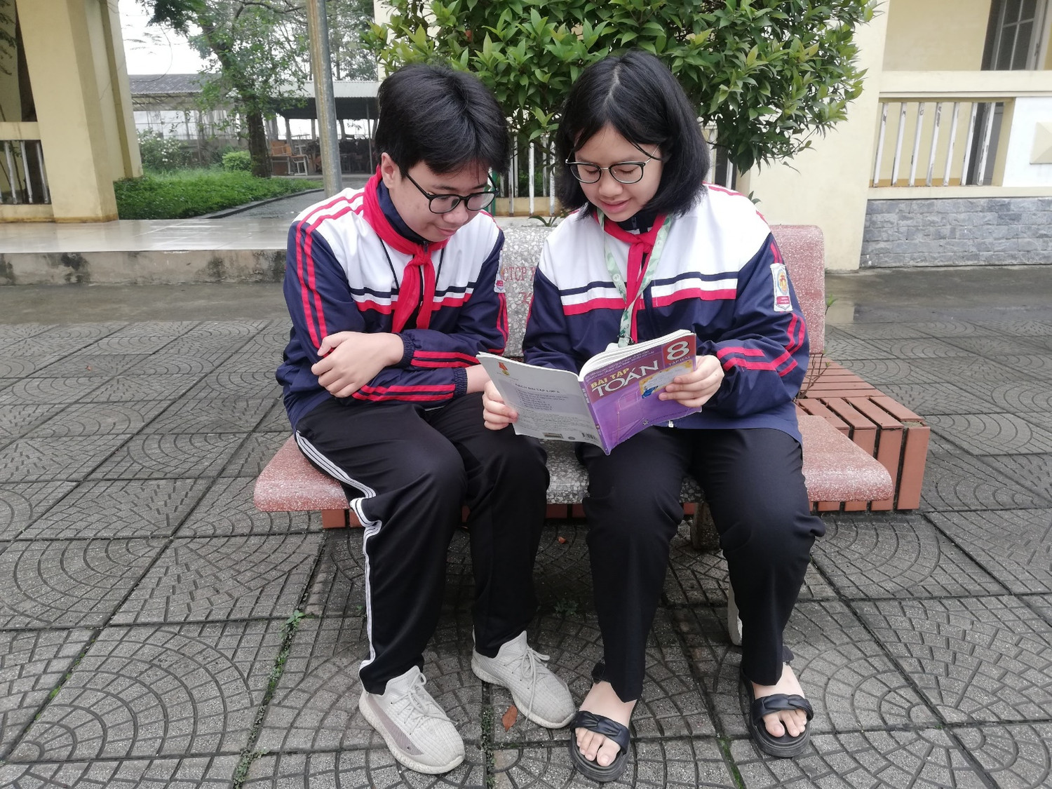 Hai bạn Lê Tiến Đạt lớp 8E và Lê Anh Thư 8A Hai bạn Lê Tiến Đạt lớp 8E và Lê Anh Thư 8A