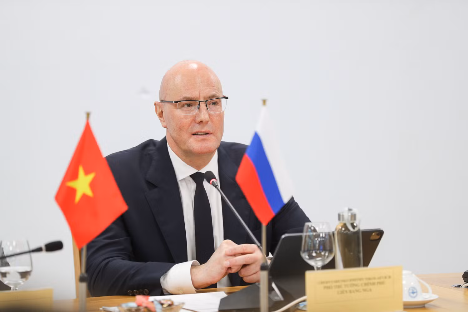 Phó Thủ tướng Liên bang Nga D.N. Chernyshenko trong cuộc làm việc với Đại học Quốc gia Hà Nội ngày 7/4 (ảnh: VNU)