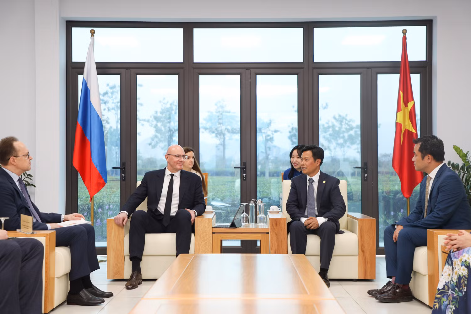 Ngày 7/4, Phó Thủ tướng Liên bang Nga D.N. Chernyshenko đến thăm Đại học Quốc gia Hà Nội và giao lưu với lãnh đạo, giảng viên, sinh viên học tiếng Nga tại ĐHQGHN (ảnh: VNU)