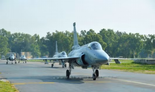Máy bay chiến đấu JF-17 Kiêu Long do Trung Quốc và Pakistan phát triển, hiện chỉ biên chế trong Quân đội Pakistan Máy bay chiến đấu JF-17 Kiêu Long do Trung Quốc và Pakistan phát triển, hiện chỉ biên chế trong Quân đội Pakistan