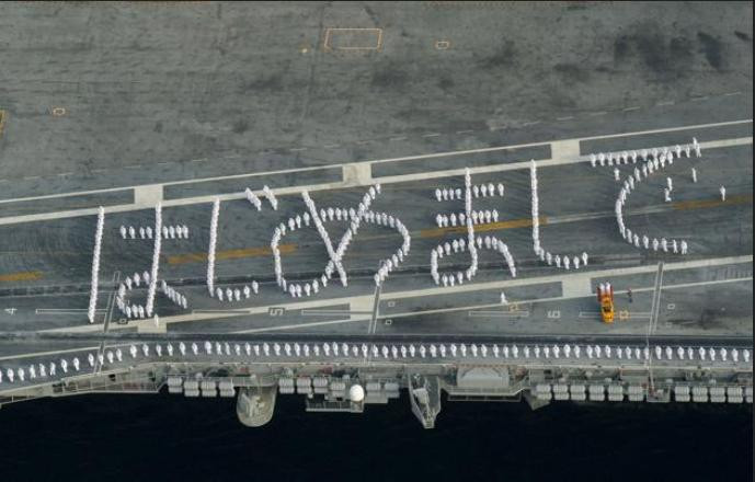 Ngày 1 tháng 10 năm 2015, tàu sân bay USS Ronald Reagan CVN 76, Hải quân Mỹ đến quân cảng Yokosuka, Nhật Bản. Trong hình là dòng chữ bày tỏ tình hữu nghị trên đường băng tàu sân bay này. Ngày 1 tháng 10 năm 2015, tàu sân bay USS Ronald Reagan CVN 76, Hải quân Mỹ đến quân cảng Yokosuka, Nhật Bản. Trong hình là dòng chữ bày tỏ tình hữu nghị trên đường băng tàu sân bay này.