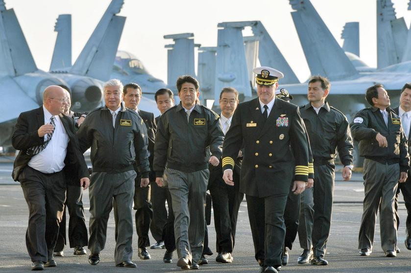 Ngày 18 tháng 10 năm 2015, Thủ tướng Nhật Bản Shinzo Abe thăm tàu sân bay USS Ronald Reagan Hải quân Mỹ