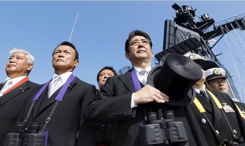 Ngày 18 tháng 10 năm 2015, Thủ tướng Nhật Bản Shinzo Abe thăm tàu sân bay USS Ronald Reagan Hải quân Mỹ Ngày 18 tháng 10 năm 2015, Thủ tướng Nhật Bản Shinzo Abe thăm tàu sân bay USS Ronald Reagan Hải quân Mỹ