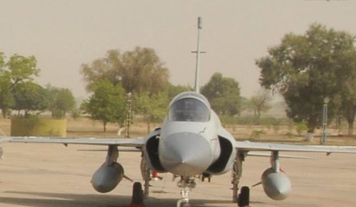 Máy bay chiến đấu hạng nhẹ JF-17 Kiêu Long do Trung Quốc và Pakistan phát triển, hiện chỉ biên chế trong Quân đội Pakistan Máy bay chiến đấu hạng nhẹ JF-17 Kiêu Long do Trung Quốc và Pakistan phát triển, hiện chỉ biên chế trong Quân đội Pakistan