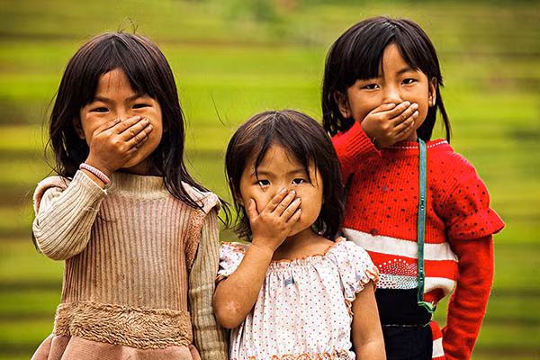 Nụ cười che miệng ở Mù Cang Chải.