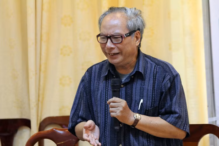 TS. Lê Viết Khuyến phát biểu tại buổi trình bày Đề án tái cơ cấu hệ thống giáo dục. Ảnh Xuân Trung