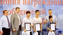 Ba em Đặng Quốc Anh (Đại học KHTN Hà Nội, Hà Nội), Nguyễn Minh Nhân (THPT chuyên Lương Văn Chánh, Tuy Hoà) và Bùi Thị Hằng (THPT Lạng Giang 2, Bắc Giang) nhận giải từ Tập đoàn Năng lương Nguyên tử quốc gia Nga ROSATOM. Ảnh Xuân Trung