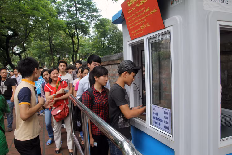 Tấp nập sĩ tử thắp hương, xin chữ mong đỗ đại học ảnh 1