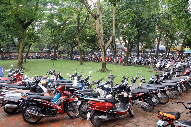 Tấp nập sĩ tử thắp hương, xin chữ mong đỗ đại học ảnh 11