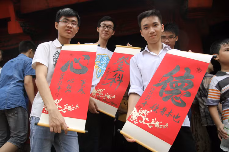 Tấp nập sĩ tử thắp hương, xin chữ mong đỗ đại học ảnh 7