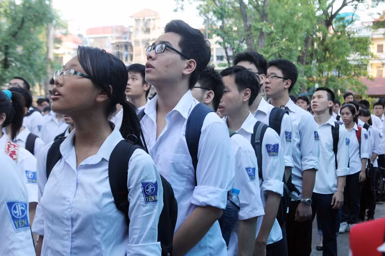 Chùm ảnh: Thí sinh tranh thủ ôn bài trước giờ thi ảnh 10