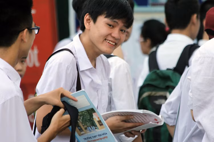 Chùm ảnh: Thí sinh tranh thủ ôn bài trước giờ thi ảnh 2
