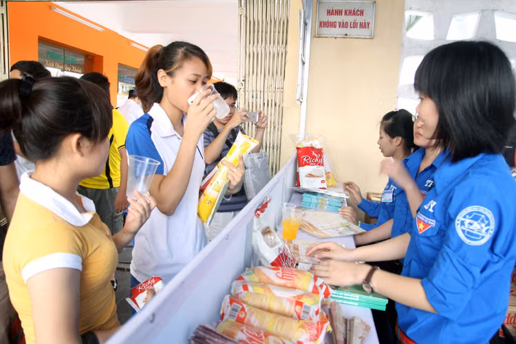Đi xa về Hà Nội, trong cơn khát các sĩ tử được tiếp đón chu đáo, được uống nước miễn phí.
