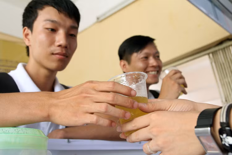 Những cốc nước mát như thế này sẽ làm sĩ tử xua tan mệt mỏi, thêm vững tin trong thời gian ở Hà Nội dự thi.