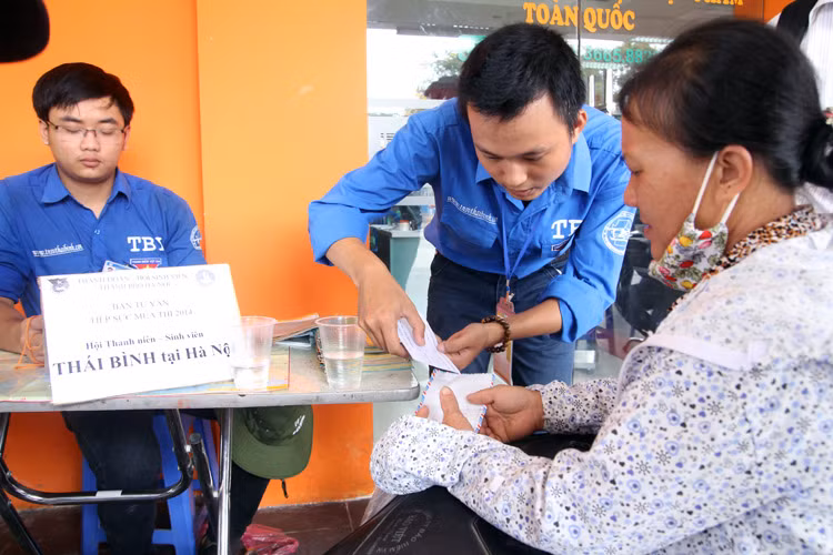 Lực lượng sinh viên tình nguyện tỉnh Thái Bình tận tình giúp đỡ người nhà sĩ tử nơi tìm nhà trọ tại địa điểm thi.