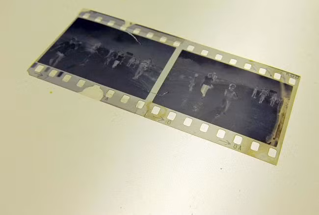 Tấm film gốc chụp tác phẩm “Cô bé bom Napalm” vẫn còn nguyên vẹn do qui trình bảo quản chặt chẽ của AP Tấm film gốc chụp tác phẩm “Cô bé bom Napalm” vẫn còn nguyên vẹn do qui trình bảo quản chặt chẽ của AP