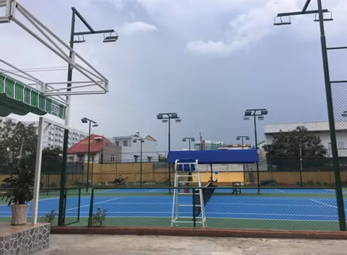 Sân tennis của Trường Đại học Ngân hàng Thành phố Hồ Chí Minh (ảnh: CTV) Sân tennis của Trường Đại học Ngân hàng Thành phố Hồ Chí Minh (ảnh: CTV)