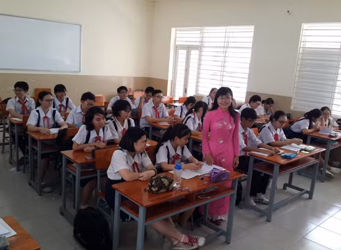 Cô Phan Thụy Mông Thu trong giờ dạy tại Trường trung học cơ sở Lữ Gia (ảnh: M.T)