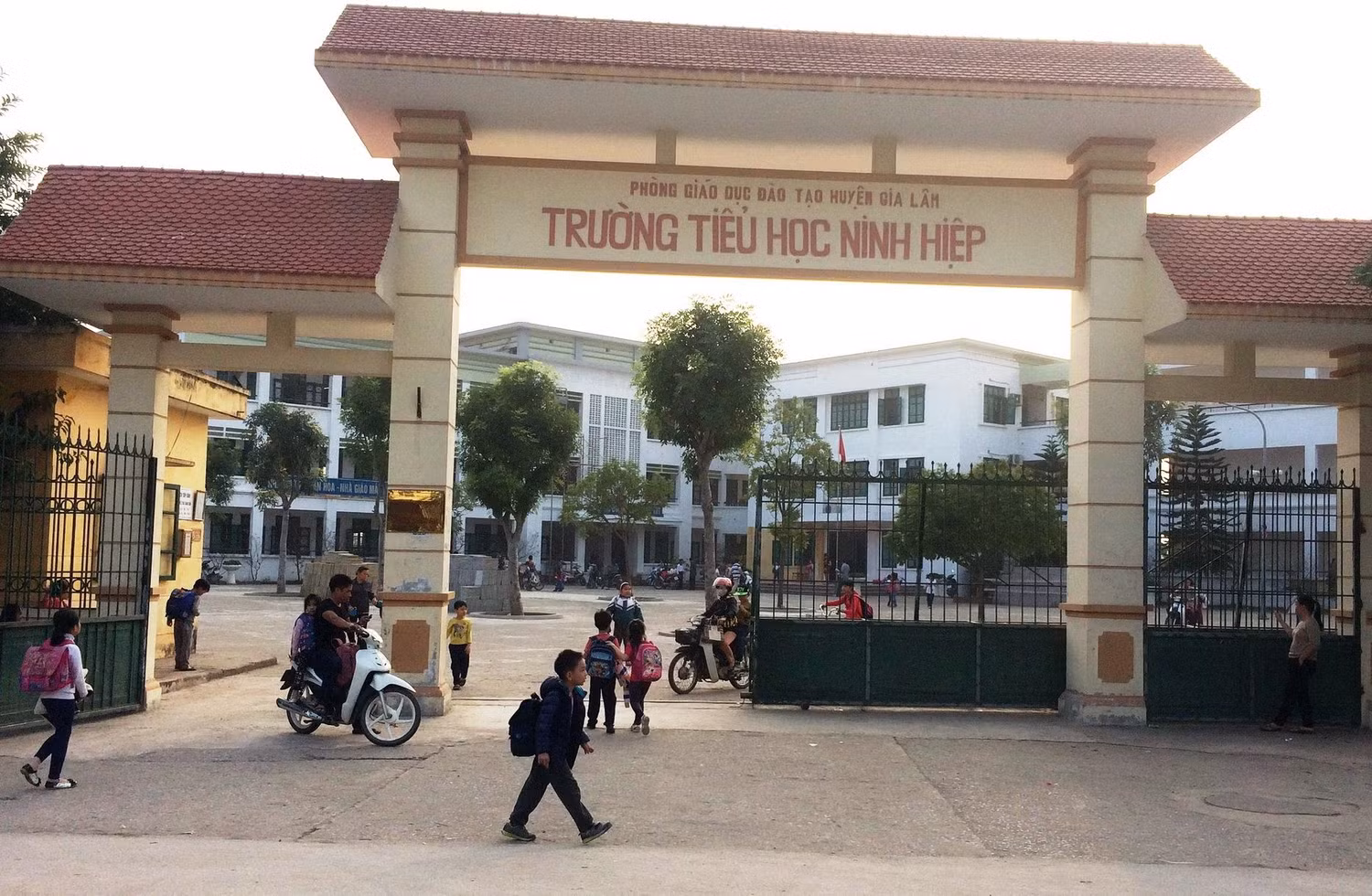 Nhiều phụ huynh Trường tiểu học Ninh Hiệp bức xúc trước việc nhà trường bán sách, bán bút theo kiểu áp đặt, không minh bạch. Ảnh: GD&TĐ. Nhiều phụ huynh Trường tiểu học Ninh Hiệp bức xúc trước việc nhà trường bán sách, bán bút theo kiểu áp đặt, không minh bạch. Ảnh: GD&TĐ.