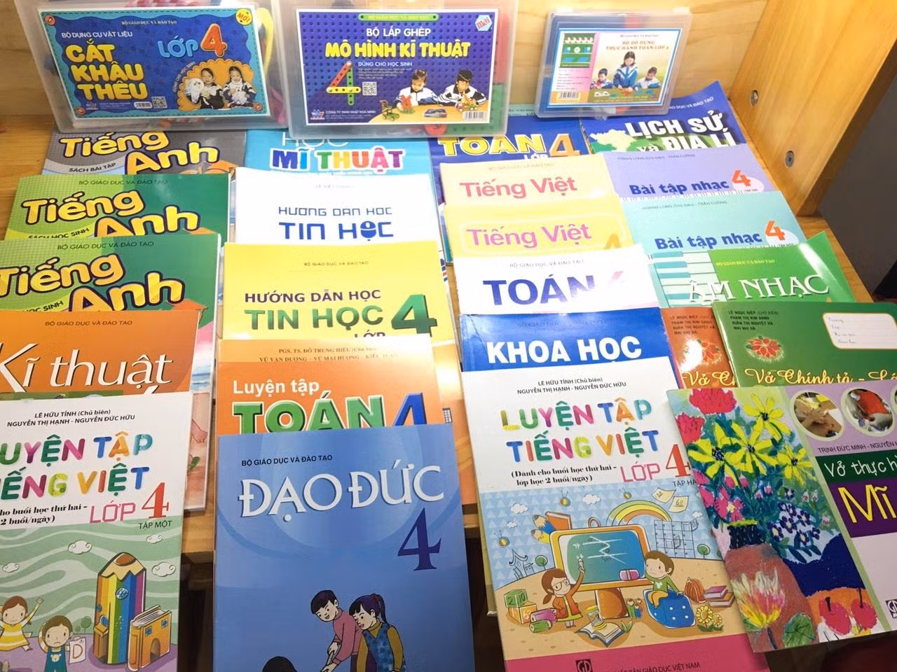 Nhiều trường phụ huynh phản ánh bán bộ sách giáo khoa chỉ vài chục ngàn, nhưng bán kèm rất nhiều sách tham khảo, sách bổ trợ không cần thiết khiến bộ sách lên đến cả triệu đồng. Ảnh: NVCC. Nhiều trường phụ huynh phản ánh bán bộ sách giáo khoa chỉ vài chục ngàn, nhưng bán kèm rất nhiều sách tham khảo, sách bổ trợ không cần thiết khiến bộ sách lên đến cả triệu đồng. Ảnh: NVCC.