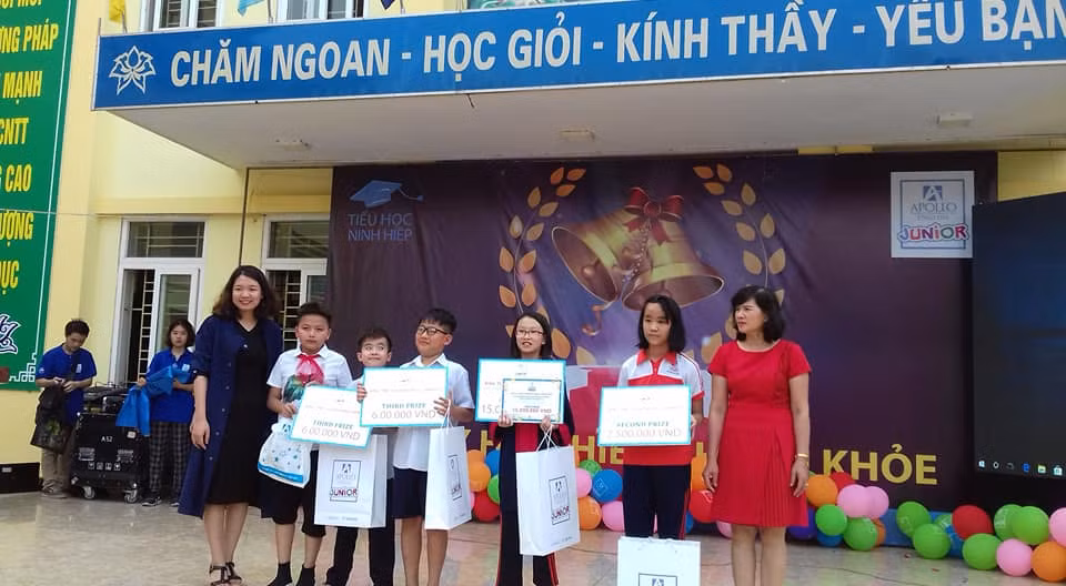 Bà Nguyễn Thị Thanh Minh (áo đỏ ngoài cùng bên phải) phủ nhận những thông tin phụ huynh phản ánh là thiếu cơ sở. Ảnh: Mai Nguyen Thi.
