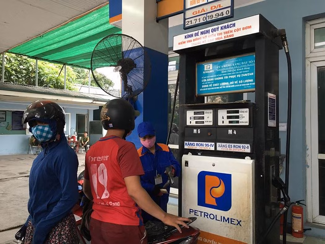 Đây là lần thứ hai liên tiếp giá xăng dầu được điều chỉnh giảm nhẹ sau ba lần tăng giá trước đó. Ảnh: V.P