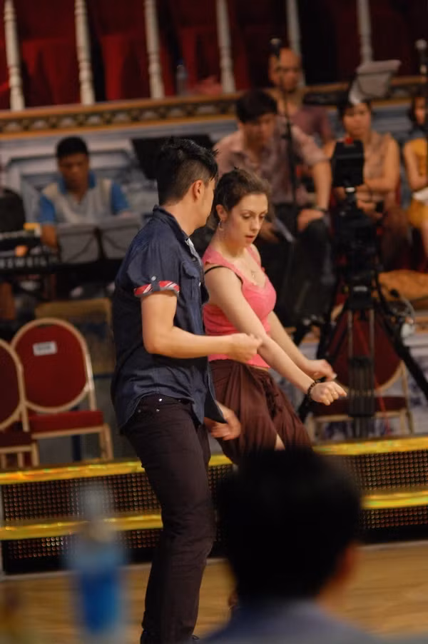 Tuấn Tú tập luyện cùng bạn diễn.
