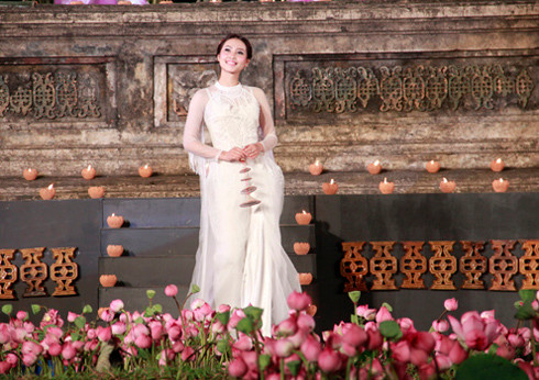 Na Uy thu hút mọi ánh nhìn với tà áo trắng thướt tha của nhà thiết kế Công Khanh. Vẻ đẹp nền nã của cô được tôn vinh với tà áo dài xuất hiện trên nền sân khấu đầy hoa sen. (Theo Vnexpress)