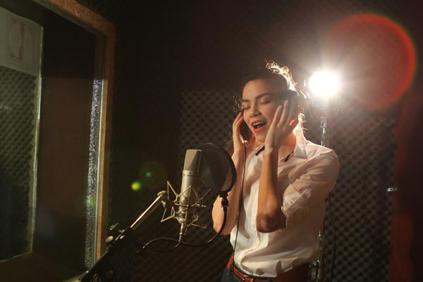Mặc dù đang điều trị thanh quản, Hồ Ngọc Hà vẫn quyết định góp giọng cho MV 'Gắn kết yêu thương' cùng Lệ Quyên và nhóm Vmusic.