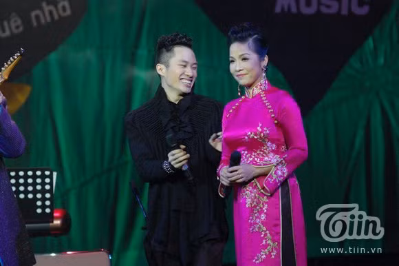 Tùng Dương: "Thế là hôm nay cả hai chị em mình đều mặc áo mới cả, thích nhở"