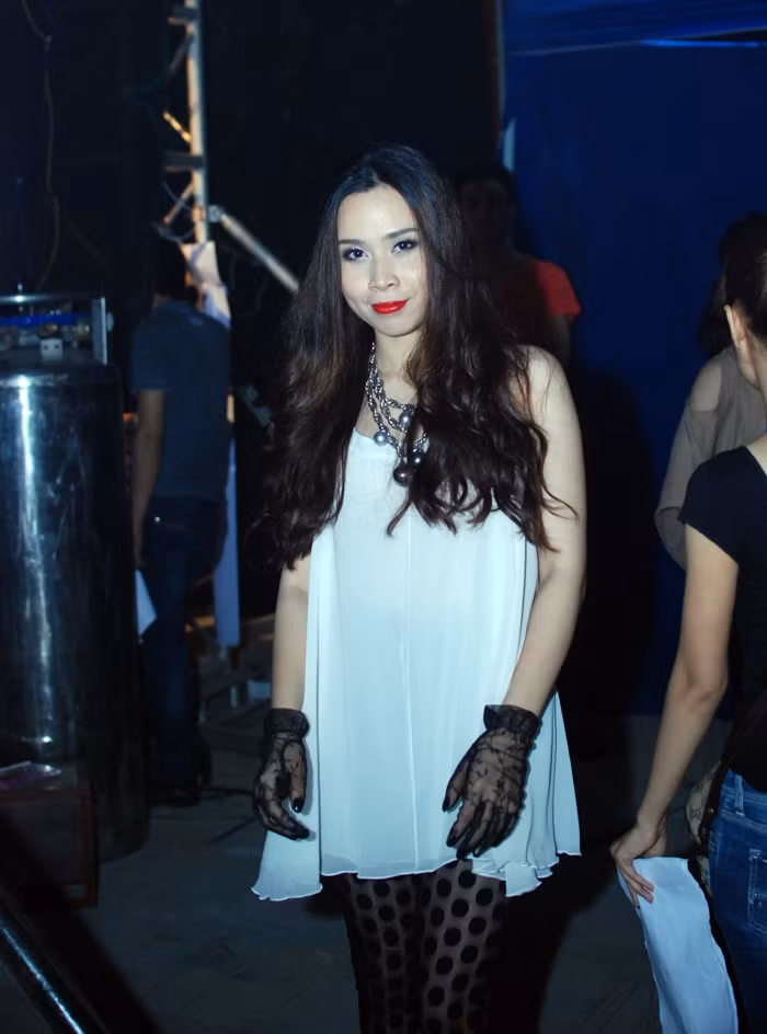 Bà mẹ một con chọn màu son đỏ nổi bật cùng mái tóc buông xõa.
