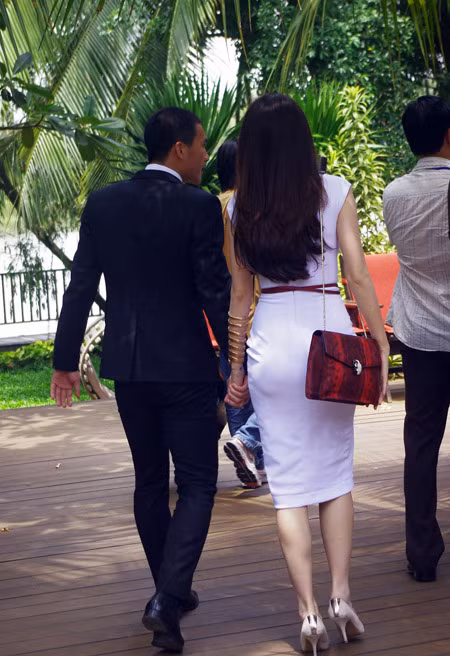 Cặp sao tay trong tay ra về khi buổi lễ kết thúc.