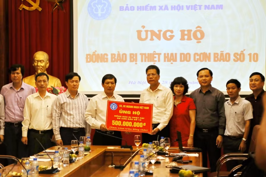 Ông Trần Đình Liệu - Phó Tổng giám đốc Bảo hiểm Xã hội Việt Nam trao số tiền 500 triệu đồng cho đồng bào các tỉnh bị thiệt hại do cơn bão số 10 gây ra. Ảnh: Bảo hiễm Xã hội Việt Nam.