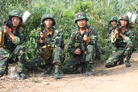 Bộ binh sẵn sàng xung phong, vượt qua cửa mở.