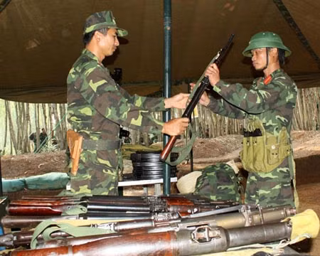 Cấp phát vũ khí trang bị cho quân nhân dự bị tại trạm tiếp nhận của Trung đoàn 9, Sư đoàn 304, Quân đoàn 2.