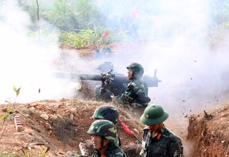 Giờ G đã điểm, cùng với các loại cối, các khẩu đội DKZ "nhả đạn" về phía mục tiêu.